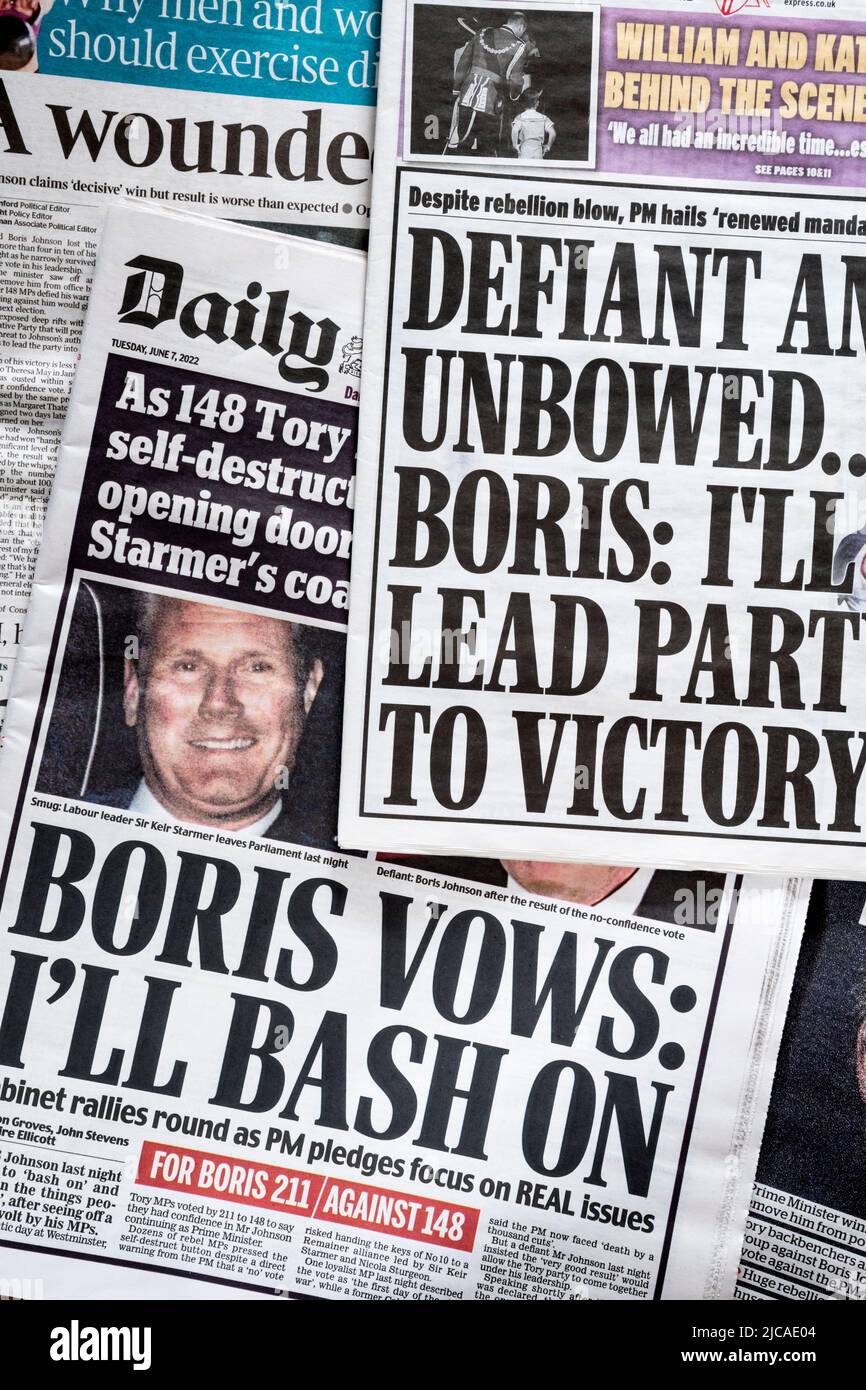 7 giugno 2022. Una selezione di titoli di giornale di destra dopo Boris Johnson sopravvive ad un voto di nessuna fiducia. Foto Stock
