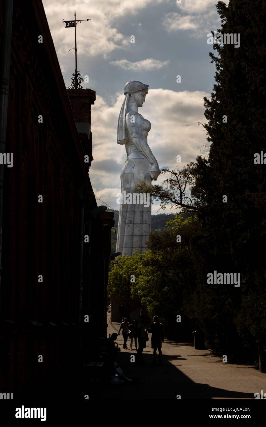 Tbilisi, Georgia - Maggio 17 2022: Statua di Kartlis Deda a Sololaki Hill, Tbilisi Foto Stock