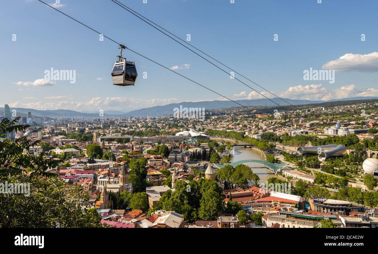 Vista generale della città di Tbilisi e della funivia di Tbilisi. Georgia Foto Stock