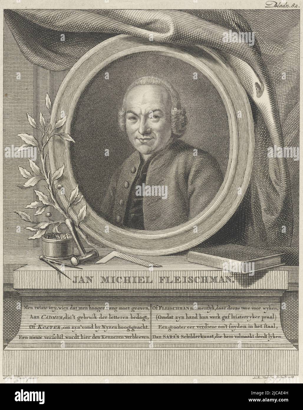 Ritratto di Joan Michal Fleischmann, tipo taglierina e stampante a Haarlem sul piedistallo bugia bussola, quadrato, libro e martello in alto a destra: Pagina 82, Ritratto di Joan Michael Fleischmann, tipografia: Reinier Vinkeles (i), (menzionato sull'oggetto), dopo: Sara Troost, (menzionato sull'oggetto), Amsterdam, 1768, carta, incisione, incisione, h 233 mm x l 188 mm Foto Stock