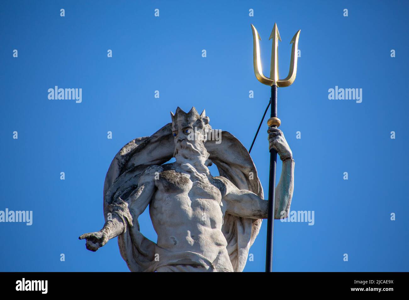 Statua di Poseidone nella città di Gand con sfondo blu Foto Stock