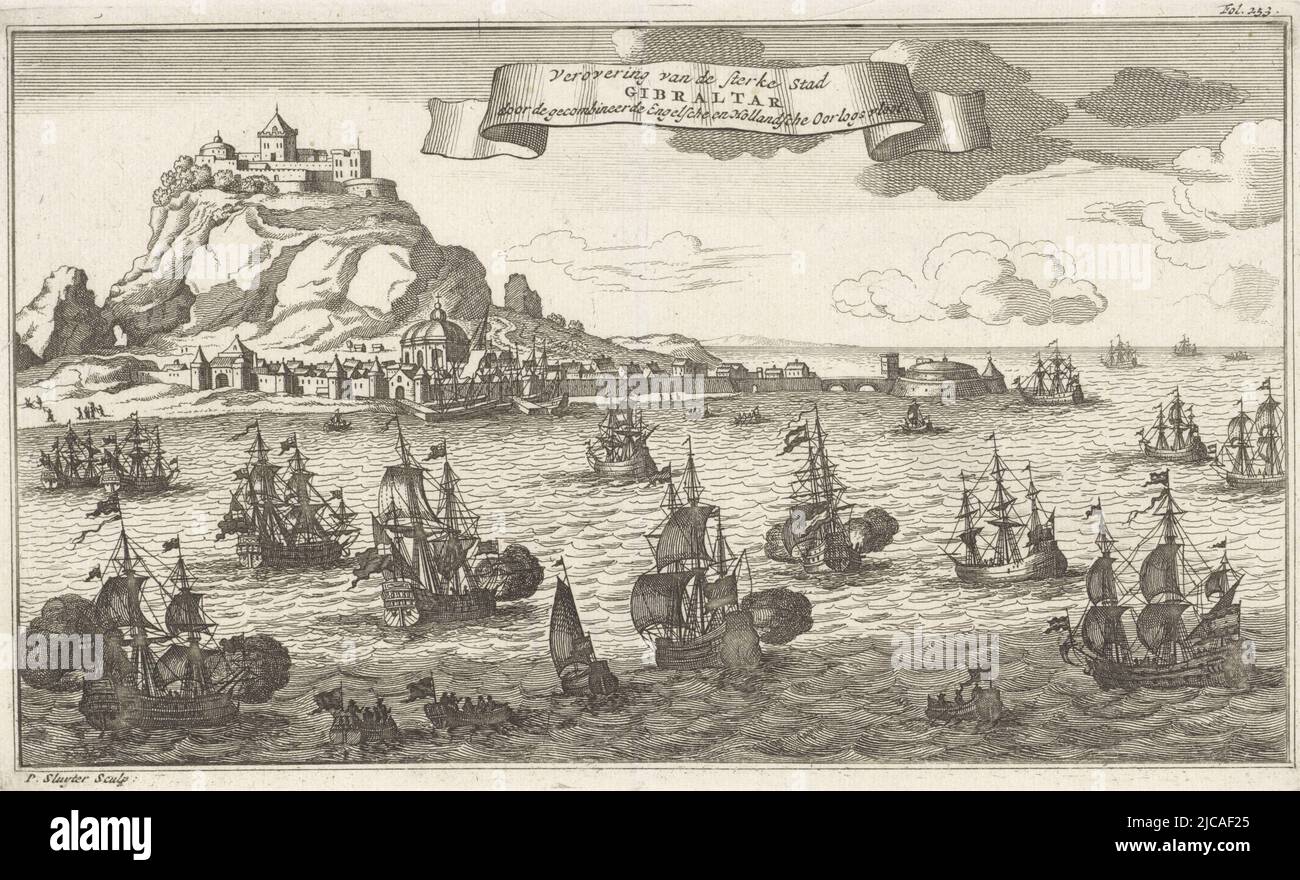 Un gran numero di navi inglesi e olandesi combattono in mare vicino a Gibilterra il 3 agosto 1704 contro gli spagnoli sullo sfondo la roccia con la città e il castello Una bandiera contiene il titolo esplicativo della stampa Foliata nell'angolo in alto a destra come 'Fol 253', Cattura di Gibilterra, 1704 cattura della forte città di Gibilterra da parte della flotta combinata inglese e olandese della guerra, tipografia: Pieter Sluyter, (menzionato in oggetto), Amsterdam, 1704 - 1713, carta, incisione, h 162 mm x l 273 mm Foto Stock