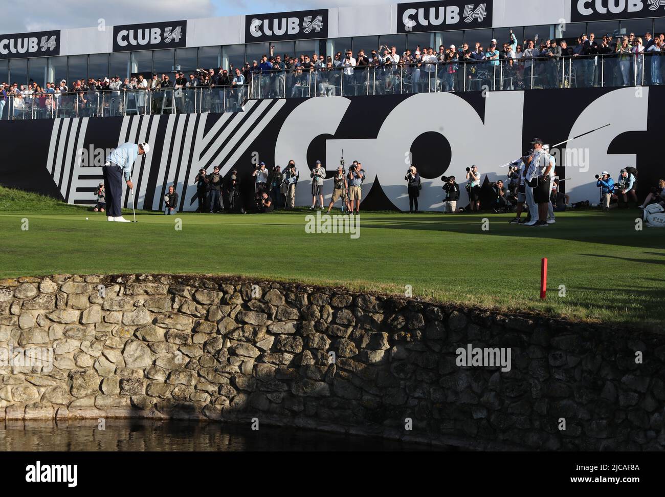 Vincitore individuale del South Africa's Char Schwartzel del Team Stinger GC, putts sul green 18th, durante il terzo giorno della LIV Golf Invitational Series al Centurion Club, Hertfordshire. Data foto: Sabato 11 giugno 2022. Foto Stock