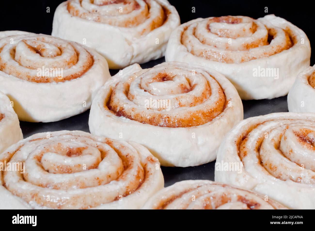 Ciambelle di cannella non cotte in forno elettrico: Primo piano Foto Stock