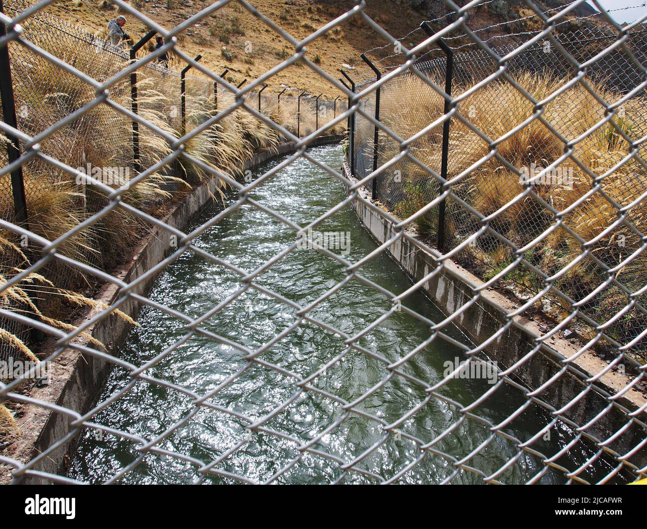 L'acquedotto trans-andino a Marcapomacochal. Il Servizio acqua e fognatura di Lima (SEDAPAL) ha organizzato un tour delle sue strutture; 'per la via dell'acqua', dalle dighe di stoccaggio nella catena montuosa delle Ande, alla centrale di trattamento dell'Atarjea che rifornisce la città. Foto Stock