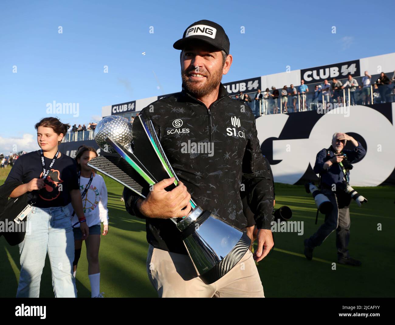 Capitano, Louis Oosthuizen del Team Stinger GC del Sudafrica, con il trofeo LIV Golf Invitational Team, durante il terzo giorno della LIV Golf Invitational Series al Centurion Club, Hertfordshire. Data foto: Sabato 11 giugno 2022. Foto Stock