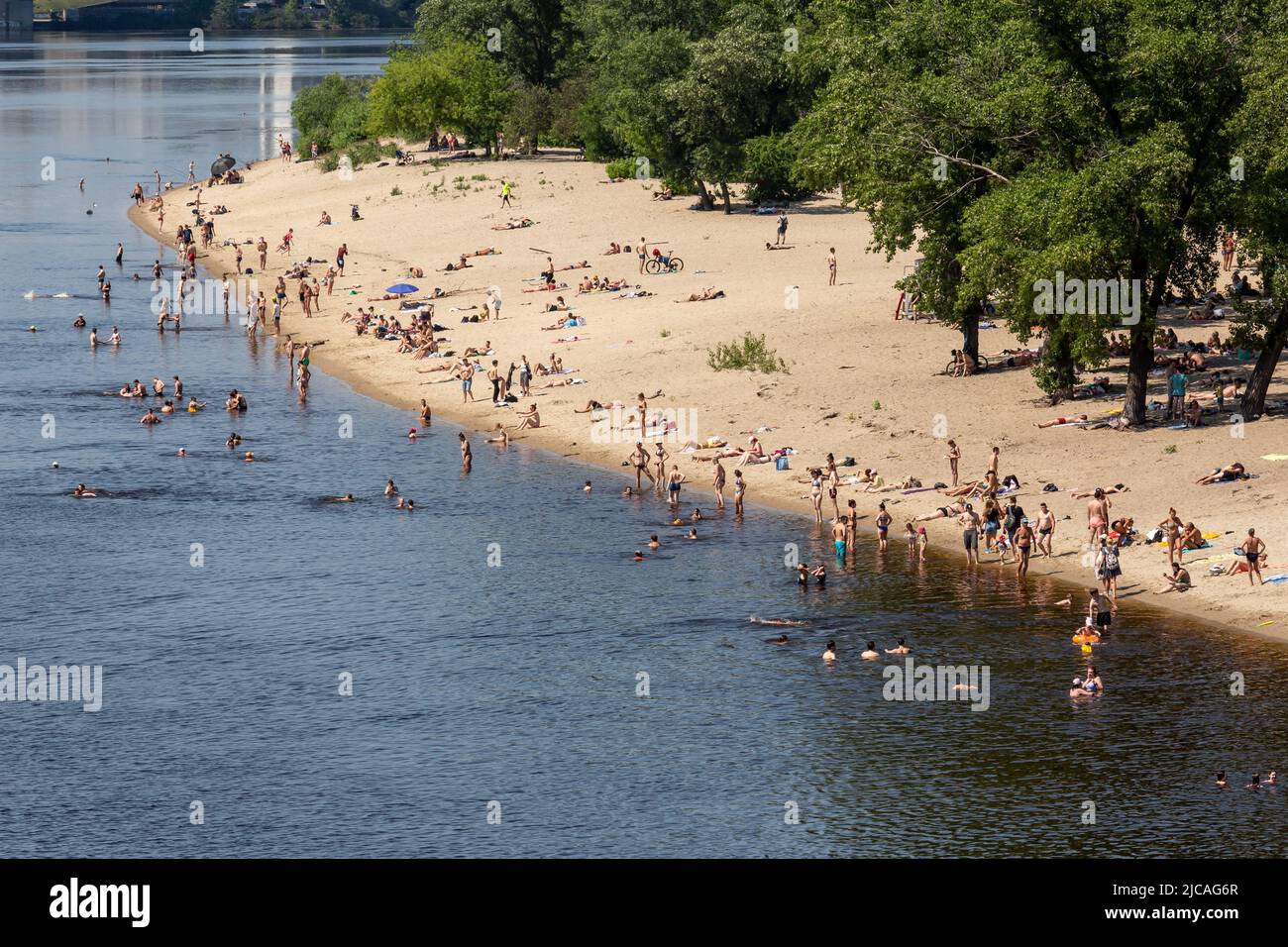 Kiev, Ucraina. 11th giugno 2022. Gli ucraini sono visti fare il bagno nel fiume Dnipro alla spiaggia pubblica in una giornata calda di sole in una città vecchia di Kyiv, Ucraina il 11 giugno 2022. Mentre la Federazione russa ha invaso l'Ucraina 3 mesi e mezzo fa, continuano feroci combattimenti nell'est del paese. La capitale, Kiev rimane in relativa sicurezza e la popolazione rivendica lo spazio pubblico e apre la strada alla normalizzazione. (Foto di Dominika Zarzycka/Sipa USA) Credit: Sipa USA/Alamy Live News Foto Stock