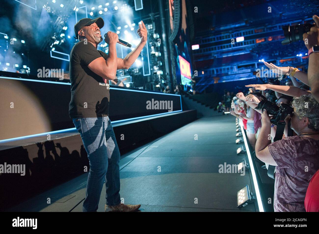 9 giugno 2022 - Nashville, Tennessee; USA - il musicista DARIUS RUCKER si esibisce dal vivo al Nissan Stadium nell'ambito del CMA Music Festival del 2022 che si è svolto nel centro di Nashville. Copyright Jason Moore 2022. (Credit Image: © Jason Moore/ZUMA Press Wire) Foto Stock