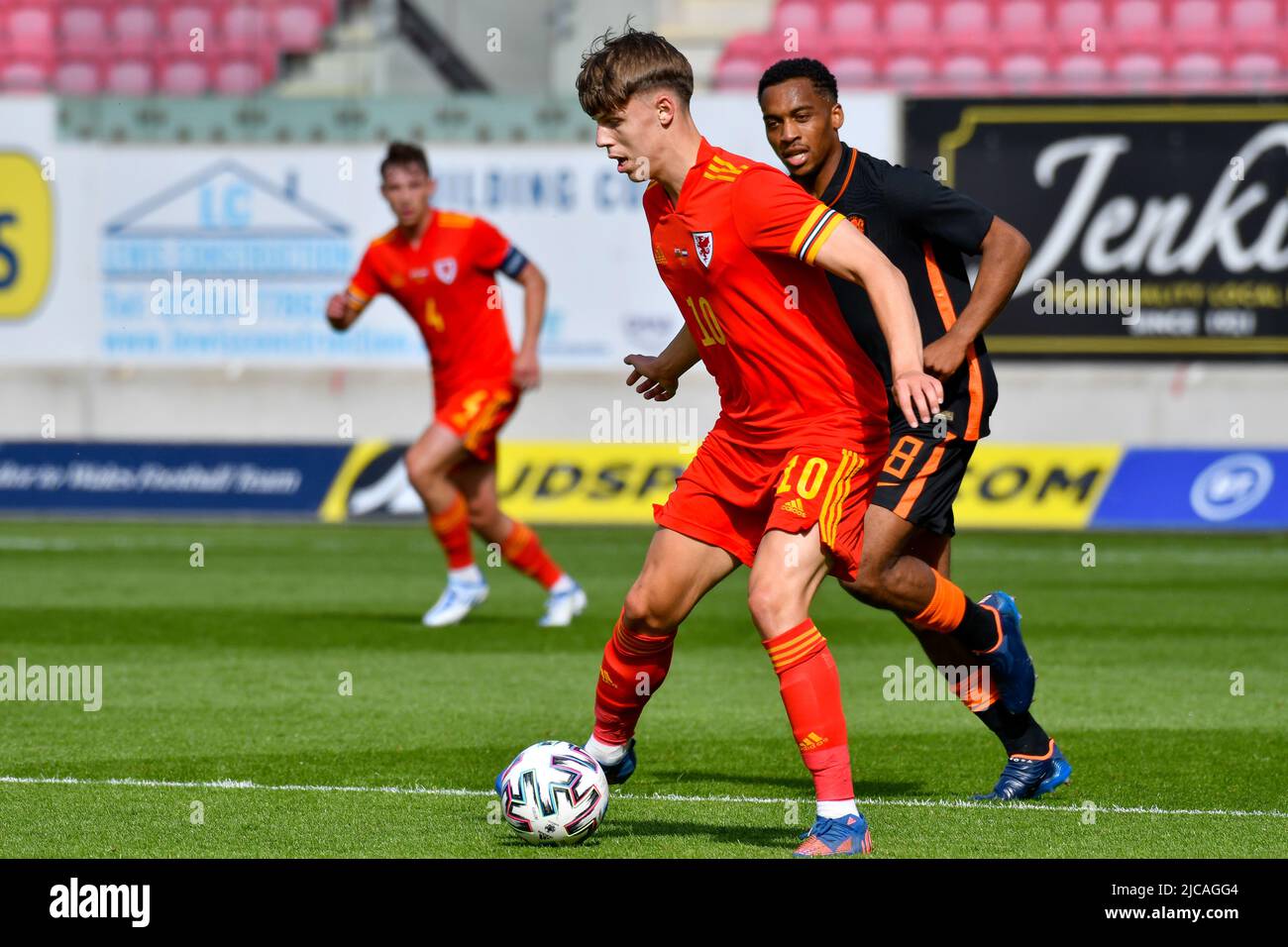 Llanelli, Galles. 11 giugno 2022. Rhys Hughes of Wales U21 scudi la palla da Quinten Timber of Netherlands U21 durante la partita UEFA European Under-21 Championship Qualifier Group e tra il Galles U21 e i Paesi Bassi U21 al Parc y Scarlets di Llanelli, Galles, Regno Unito il 11 giugno 2022. Credit: Duncan Thomas/Majestic Media. Foto Stock