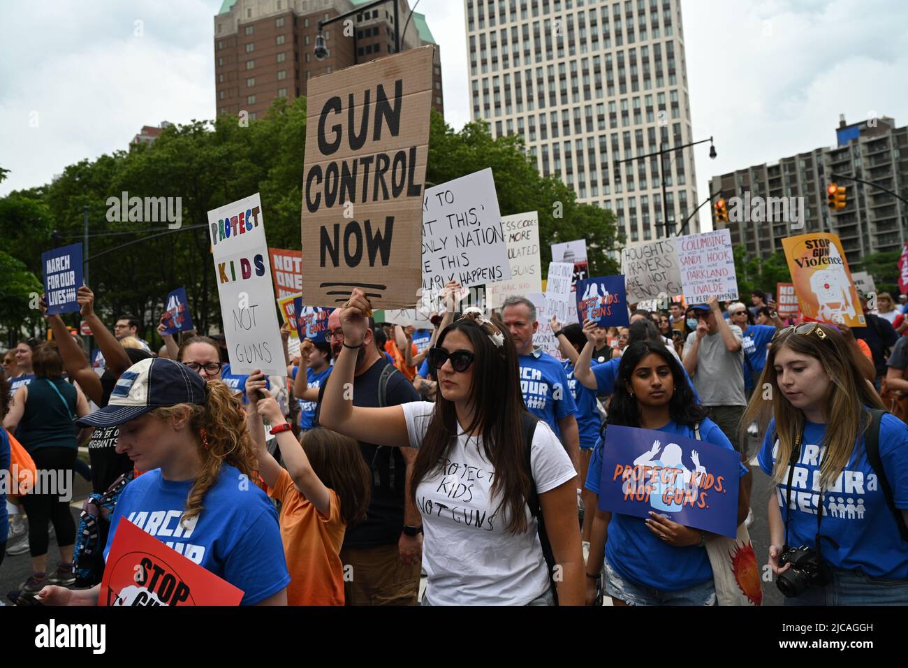 I manifestanti prendono parte alla protesta "Arch for Our Lives" il 11 giugno 2022 a New York. Foto Stock