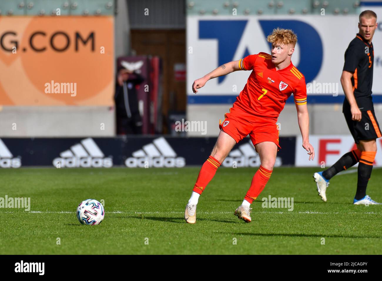 Llanelli, Galles. 11 giugno 2022. Samuel Pearson del Galles U21 in azione durante la partita UEFA European Under-21 Championship Qualifier Group e tra il Galles U21 e l'Olanda U21 al Parc y Scarlets di Llanelli, Galles, Regno Unito, il 11 giugno 2022. Credit: Duncan Thomas/Majestic Media. Foto Stock