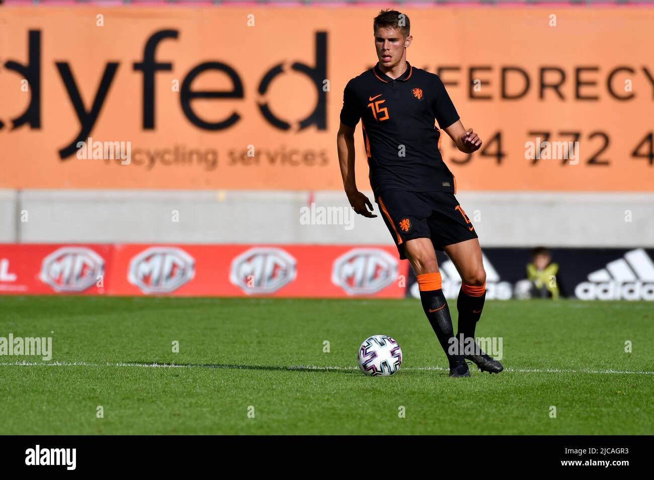 Llanelli, Galles. 11 giugno 2022. Micky van de Ven dei Paesi Bassi U21 durante la partita UEFA European Under-21 Championship Qualifier Group e tra Galles U21 e Olanda U21 al Parc y Scarlets di Llanelli, Galles, Regno Unito, il 11 giugno 2022. Credit: Duncan Thomas/Majestic Media. Foto Stock