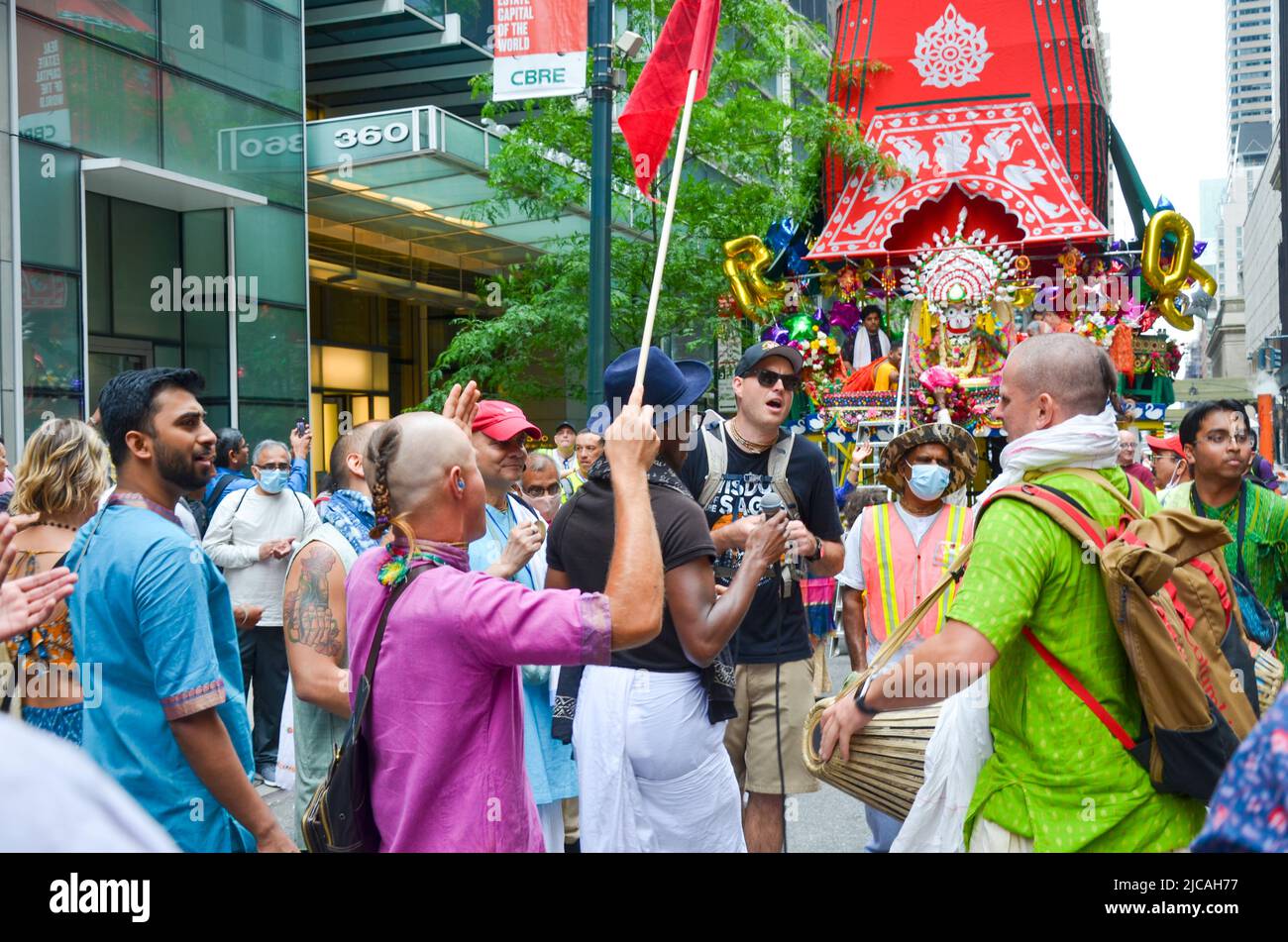 I seguaci di Hare Krishna sono visti ballare sulla Fifth Avenue, New York City durante la Parata di Hare Krishna il 11 giugno 2022. Foto Stock