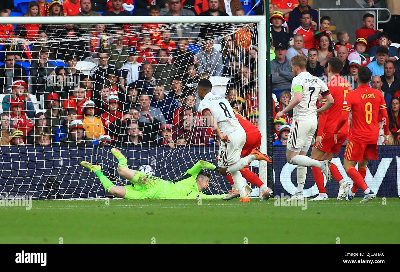 Cardiff City Stadium, Cardiff, Regno Unito. 11th giugno 2022. UEFA Nations League Football, Wales versus Belgium; Youri Tielemans of Belgium spara in basso per segnare il suo primo goal a 0-1 nel 50th minuti Credit: Action Plus Sports/Alamy Live News Foto Stock