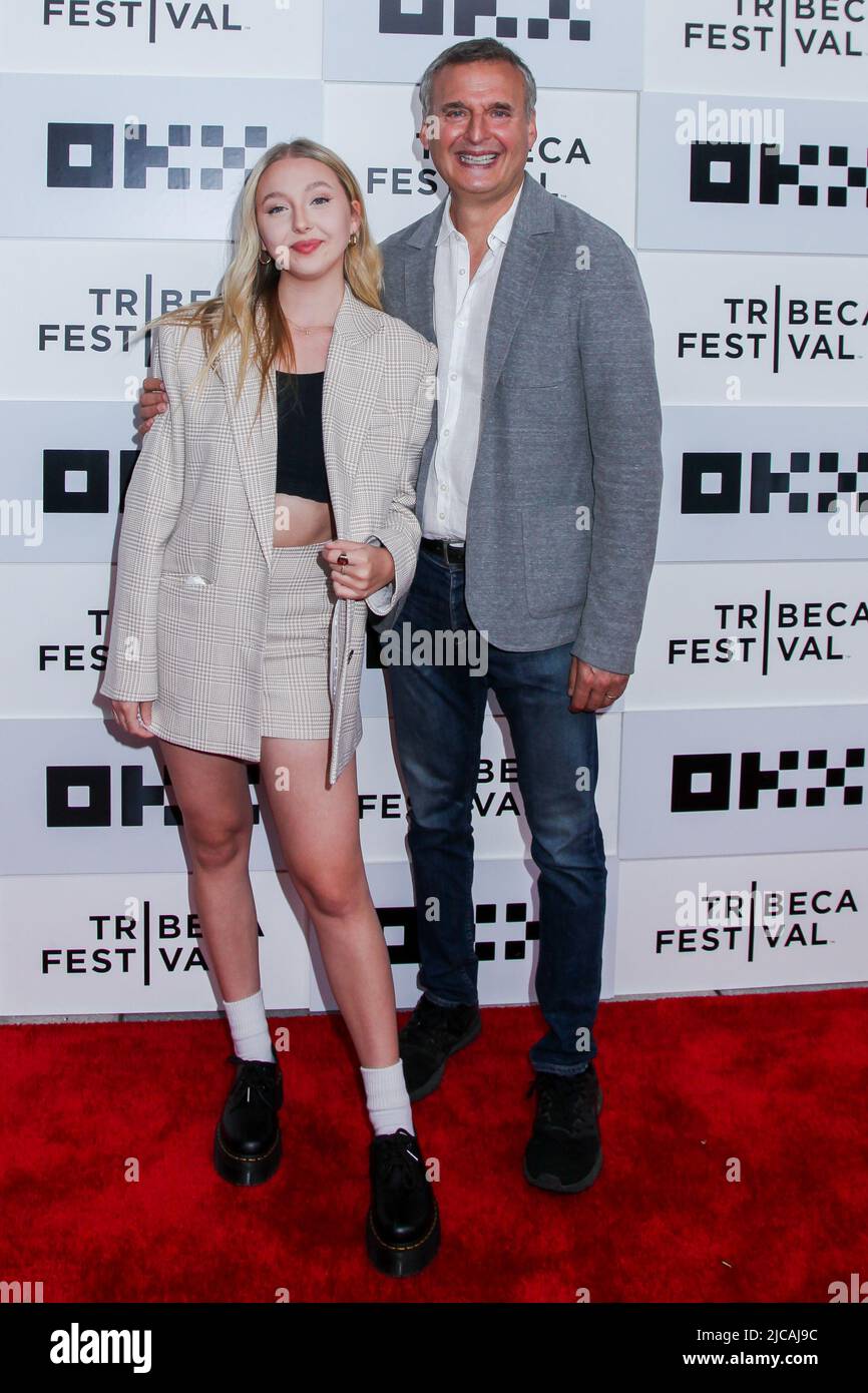 NEW YORK, NY, USA - 10 GIUGNO 2022: Lily Rosenthal e Phil Rosenthal partecipano al 'Domewhere in Queens' 2022 Tribeca Film Festival Foto Stock