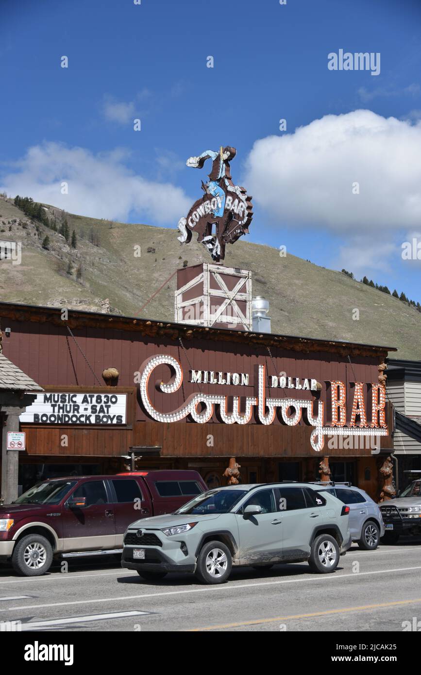 Jackson, Wyoming. USA 5/21/2022. Cowboy Bar sulla piazza della città di proprietà DELL'HOTEL WORT. Il Cowboy Bar è davvero un'annaffiatura di cowboy in uno stile grandioso. Foto Stock