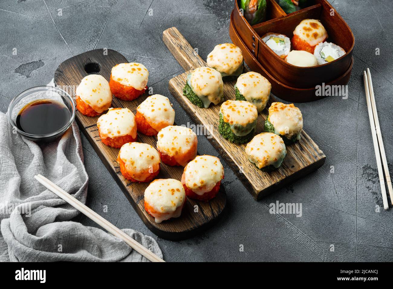 Panini di sushi giapponesi denominati EBI al forno con wasabi e pesce di salmone, su sfondo di pietra grigia Foto Stock