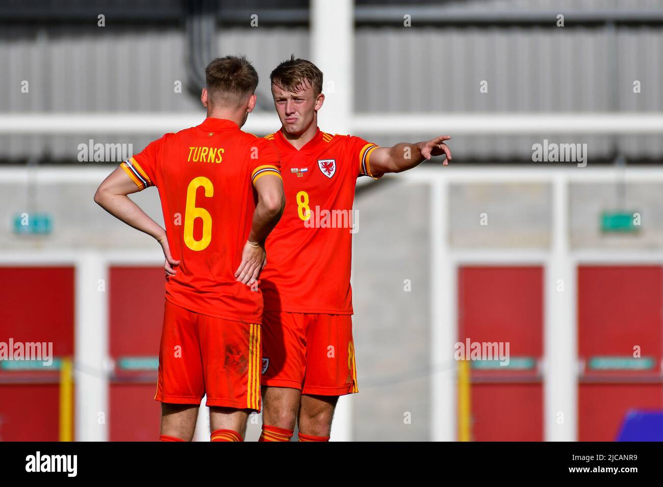 Llanelli, Galles. 11 giugno 2022. Eli King of Wales U21 (a destra) parla con il compagno di squadra Edward turns of Wales U21 durante la partita UEFA European Under-21 Championship Qualifier Group e tra il Galles U21 e l'Olanda U21 al Parc y Scarlets di Llanelli, Galles, Regno Unito il 11 giugno 2022. Credit: Duncan Thomas/Majestic Media. Foto Stock