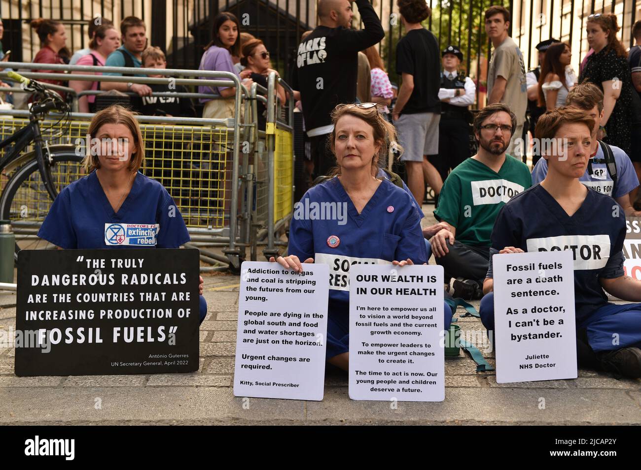 Estinzione medici, infermieri e altri professionisti della ribellione si sono riuniti per una protesta a Westminster per chiedere la fine degli investimenti nei combustibili fossili. Foto Stock
