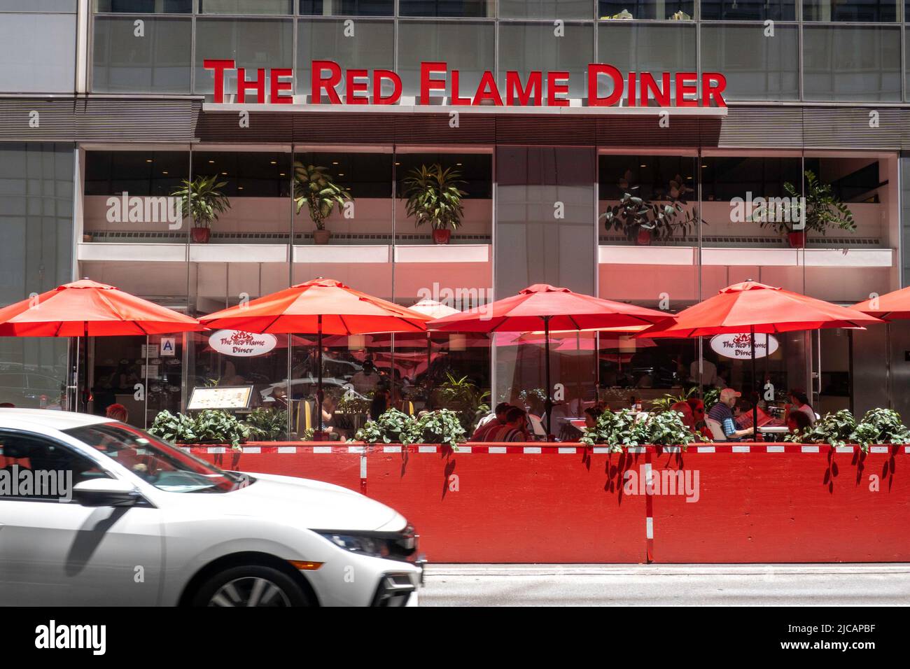 Il Red Flame Diner on West 44th Street dispone di una zona pranzo all'aperto a lato della strada, New York City, USA 2022 Foto Stock