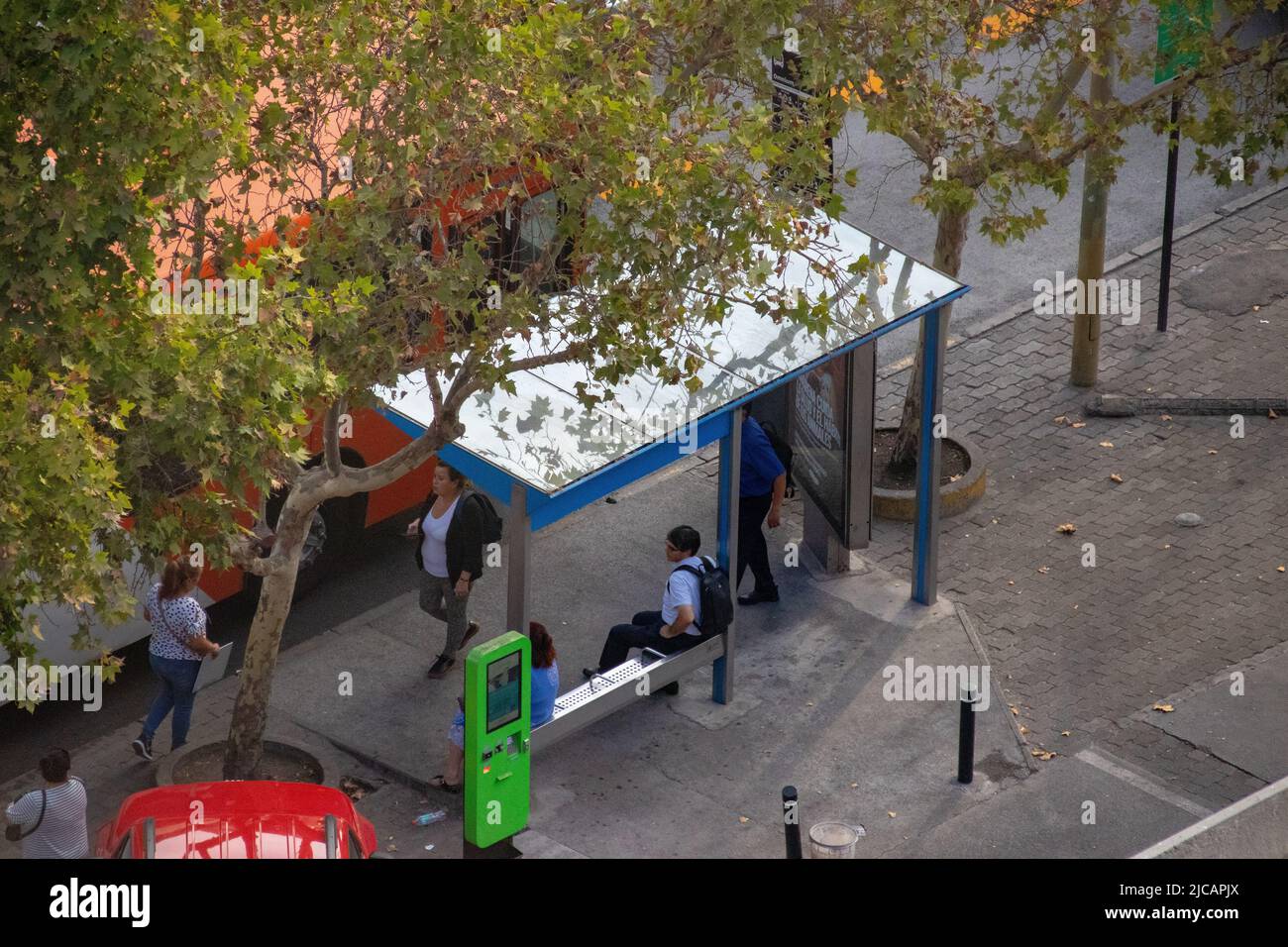 Fermata dell'autobus vista dall'alto a Santiago, Cile Foto Stock