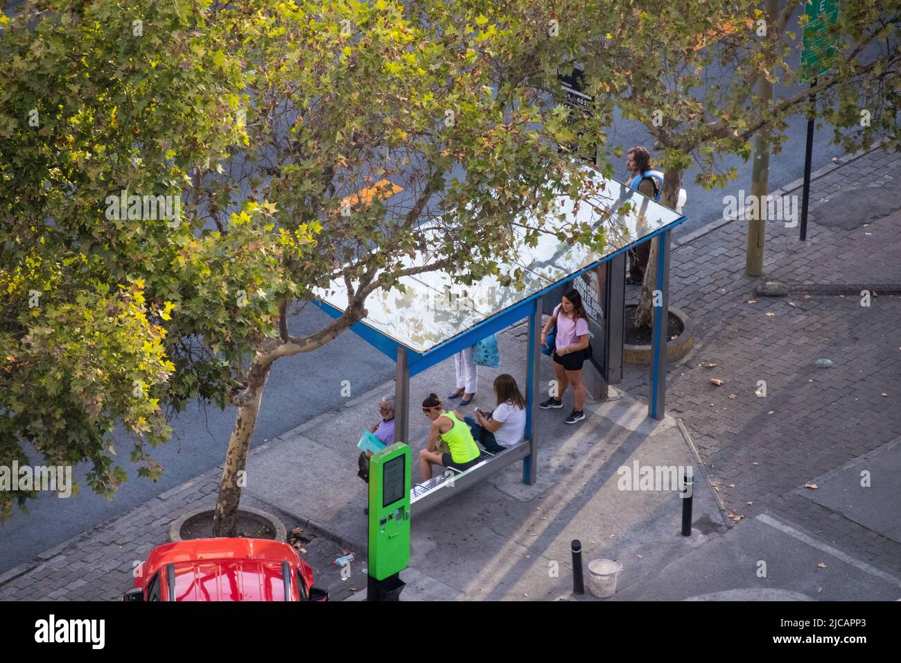 Fermata dell'autobus vista dall'alto a Santiago, Cile Foto Stock