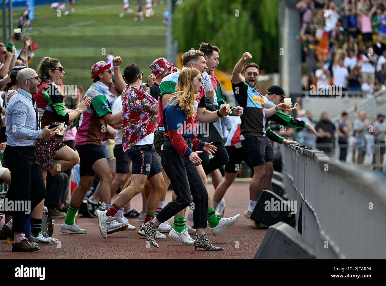 Barnet, Regno Unito. 11th giugno 2022. Premiership Rugby semifinale. Saracens V Harlequins. Stadio StoneX. Barnet. I fan di Harlequins festeggiano durante la gara di rugby semi-finale Saracens V Harlequins Gallagher Premiership. Credit: Sport in immagini/Alamy Live News Foto Stock