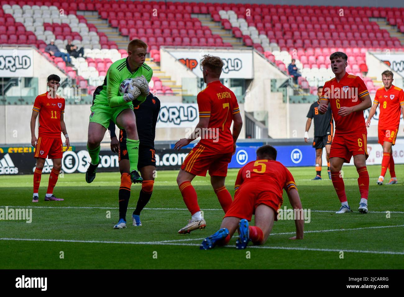 Llanelli, Galles. 11 giugno 2022. Il portiere Nathan Shepperd del Galles U21 rivendica la palla durante la partita UEFA European Under-21 Championship Qualifier Group e tra il Galles U21 e l'Olanda U21 al Parc y Scarlets di Llanelli, Galles, Regno Unito, il 11 giugno 2022. Credit: Duncan Thomas/Majestic Media. Foto Stock