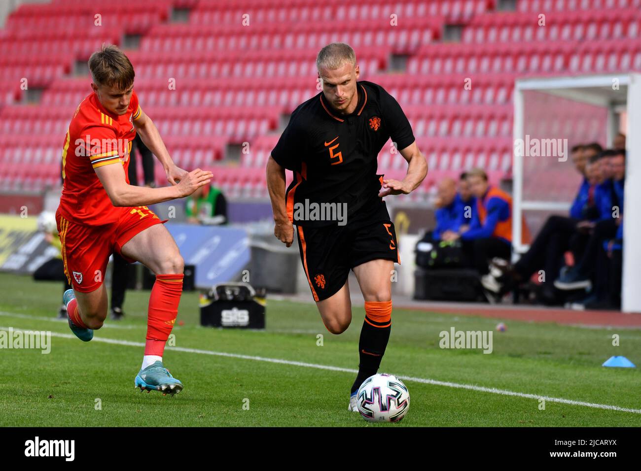 Llanelli, Galles. 11 giugno 2022. Mitchel Bakker dei Paesi Bassi U21 sotto pressione di Patrick Jones del Galles U21 durante la partita UEFA European Under-21 Championship Qualifier Group e tra Galles U21 e Paesi Bassi U21 al Parc y Scarlets di Llanelli, Galles, Regno Unito, il 11 giugno 2022. Credit: Duncan Thomas/Majestic Media. Foto Stock