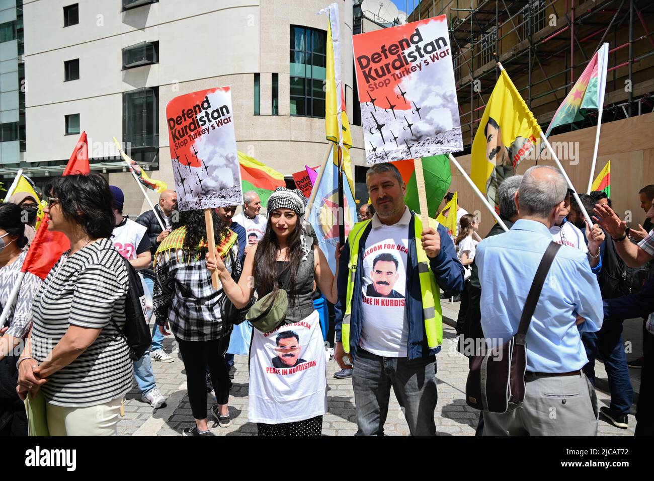 Circa due centinaia di manifestanti che marceranno a Londra per dire al governo britannico di fermare le vendite di armi alla Turchia e smettere di essere complice nella guerra di Erdogan. Difendere il Kurdistan dalla nuova invasione della Turchia, il 17 aprile la Turchia ha lanciato una nuova e mortale invasione del Kurdistan meridionale. – 11 giugno 2022. Foto Stock