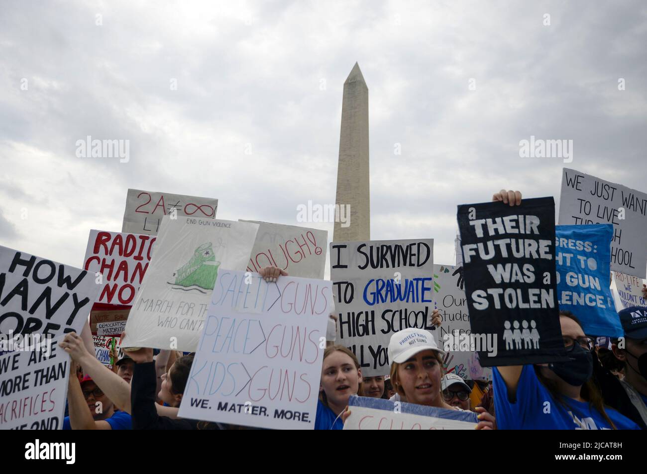 Washington, Stati Uniti. 11th giugno 2022. I dimostranti tengono i loro poster sul National Mall mentre partecipano a marzo per le nostre vite rally contro la violenza delle armi a Washington, DC sabato 11 giugno 2022. Il movimento marzo per la nostra vita è iniziato dopo la sparatoria alla Marjory Stoneman Douglas High School di Parkland, Florida, nel febbraio 2018. Dopo le recenti sparatorie di massa a Buffalo, New York e Uvalde, Texas, gli attivisti continuano a chiedere al Congresso di negoziare la legislazione sulla violenza delle armi e la sicurezza delle armi. Foto di Bonnie Cash/UPI Credit: UPI/Alamy Live News Foto Stock