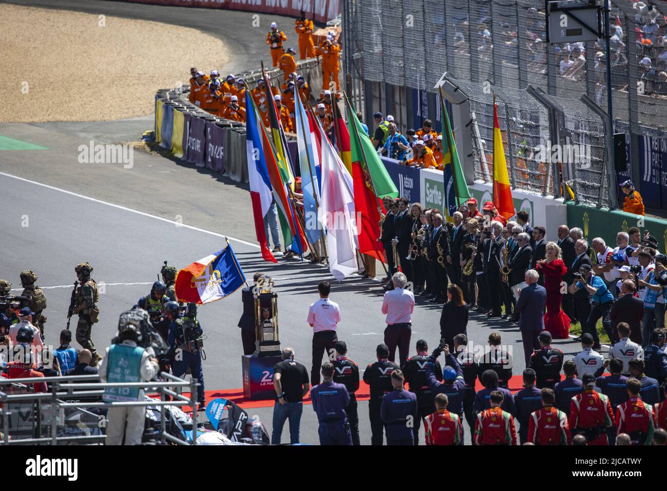 Arrivo della bandiera di partenza francese con l’arrivo a TotalEnergies del CEO POUYANNE Patrick durante la 2022 24 ore di le Mans, 3rd round del FIA World Endurance Championship 2022, sul Circuit de la Sarthe, dal 11 al 12 giugno 2022 a le Mans, Francia - Foto: Germain Hazard/DPPI/LiveMedia Foto Stock