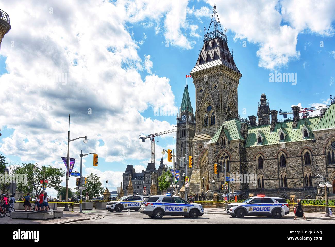 Ottawa, Canada - 11 giugno 2022: La polizia di Ottawa blocca l'ingresso a Wellington Street e altre strade vicine dopo un'evacuazione e un rifugio in ordine sul Parliament Hill a causa di una possibile minaccia non divulgata. L'ordine è stato revocato più tardi nel pomeriggio. Parliament Hill è una popolare attrazione turistica. Foto Stock