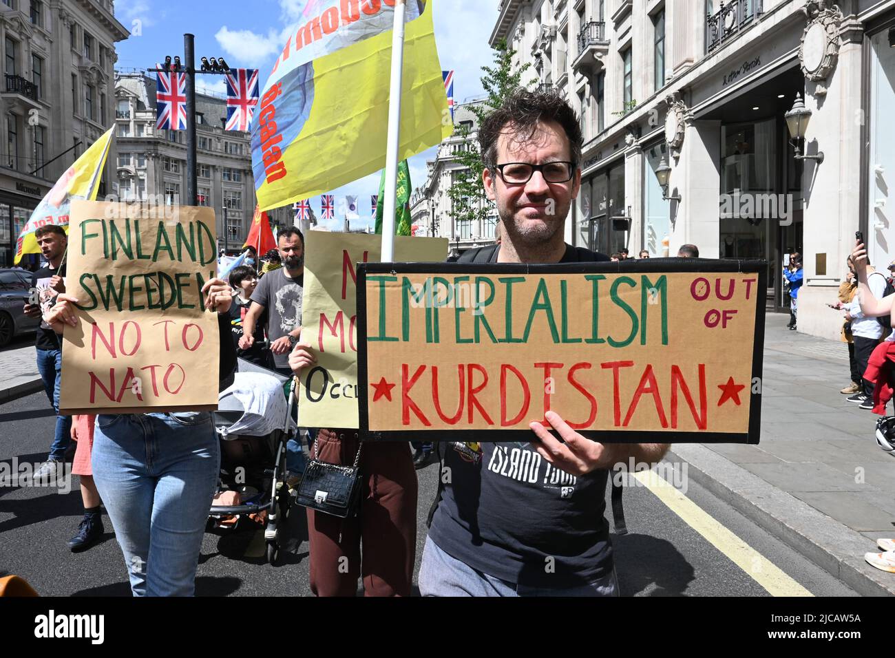 Circa due centinaia di manifestanti che marceranno a Londra per dire al governo britannico di fermare le vendite di armi alla Turchia e smettere di essere complice nella guerra di Erdogan. Difendere il Kurdistan dalla nuova invasione della Turchia, il 17 aprile la Turchia ha lanciato una nuova e mortale invasione del Kurdistan meridionale. – 11 giugno 2022. Foto Stock