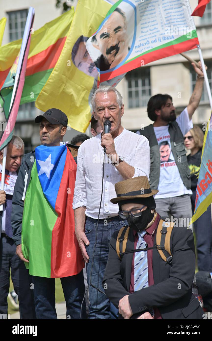 Circa due centinaia di manifestanti che marceranno a Londra per dire al governo britannico di fermare le vendite di armi alla Turchia e smettere di essere complice nella guerra di Erdogan. Difendere il Kurdistan dalla nuova invasione della Turchia, il 17 aprile la Turchia ha lanciato una nuova e mortale invasione del Kurdistan meridionale. – 11 giugno 2022. Foto Stock