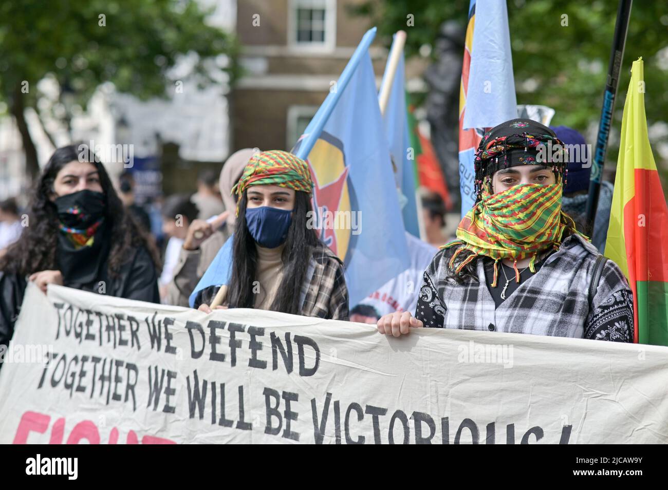 Circa due centinaia di manifestanti che marceranno a Londra per dire al governo britannico di fermare le vendite di armi alla Turchia e smettere di essere complice nella guerra di Erdogan. Difendere il Kurdistan dalla nuova invasione della Turchia, il 17 aprile la Turchia ha lanciato una nuova e mortale invasione del Kurdistan meridionale. – 11 giugno 2022. Foto Stock