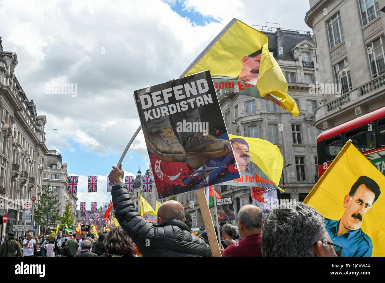 Circa due centinaia di manifestanti che marceranno a Londra per dire al governo britannico di fermare le vendite di armi alla Turchia e smettere di essere complice nella guerra di Erdogan. Difendere il Kurdistan dalla nuova invasione della Turchia, il 17 aprile la Turchia ha lanciato una nuova e mortale invasione del Kurdistan meridionale. – 11 giugno 2022. Foto Stock