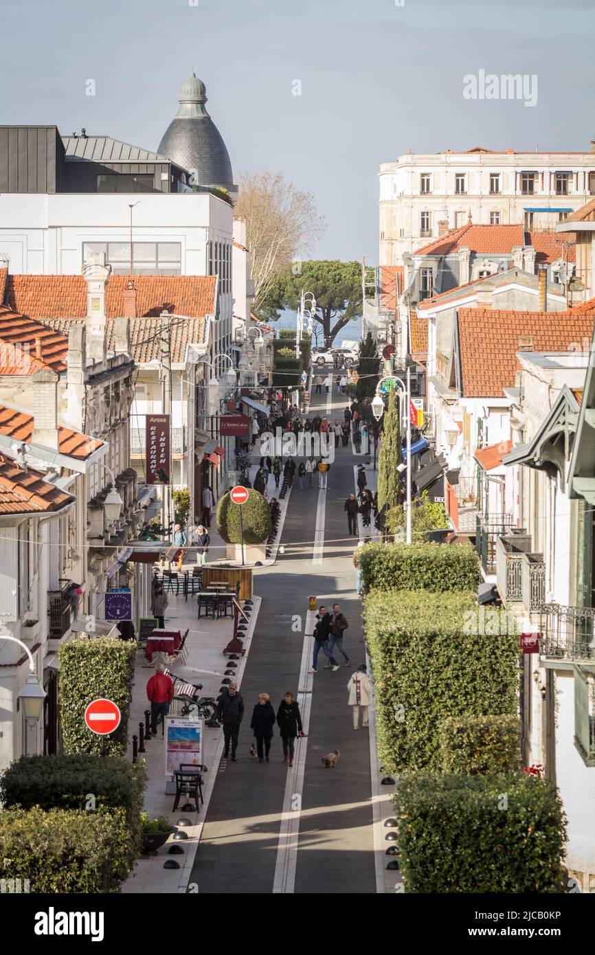 Foto della città di Arcachon, in Francia, scattata dall'alto durante un pomeriggio soleggiato. Arcachon è la città principale della baia di Arcachon (bassin d'Arcachon, o Foto Stock