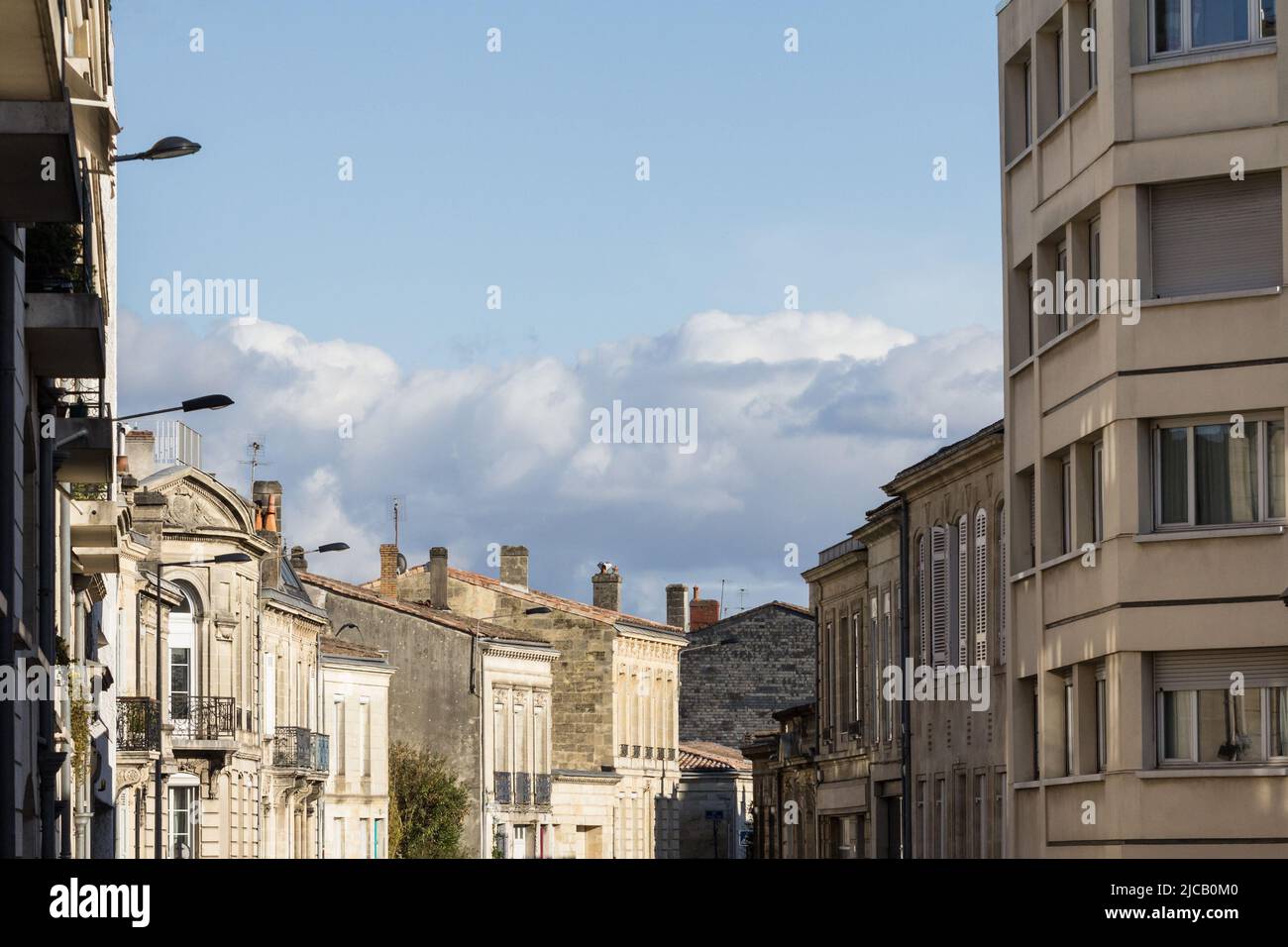 Foto di una tipica strada di Bordeaux, Francia, con facciate di edifici nel centro della città, durante un'operazione immobiliare. Foto Stock