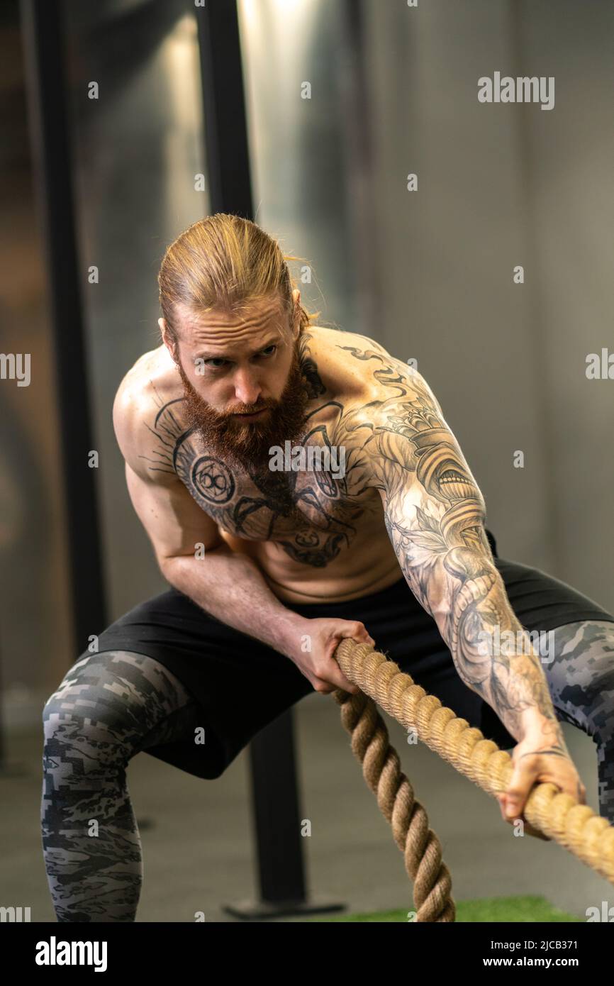 Corda invisibile uomo rimorchiatore tiro era casuale forza persona concorrenza, concetto bello isolato da uomo d'affari da rimorchiatore ragazzo, mano fit. Lavoro di formazione Foto Stock