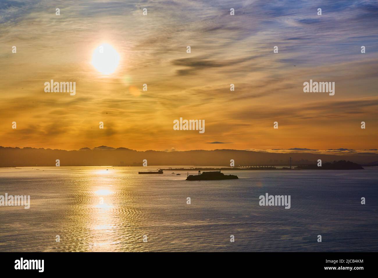 Alba sulla Baia di San Francisco sopra Alcatraz Foto Stock
