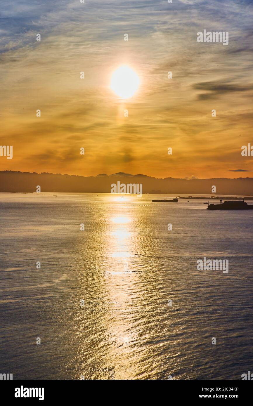 Luce del sole sull'isola di Alcatraz nella baia di San Francisco Foto Stock