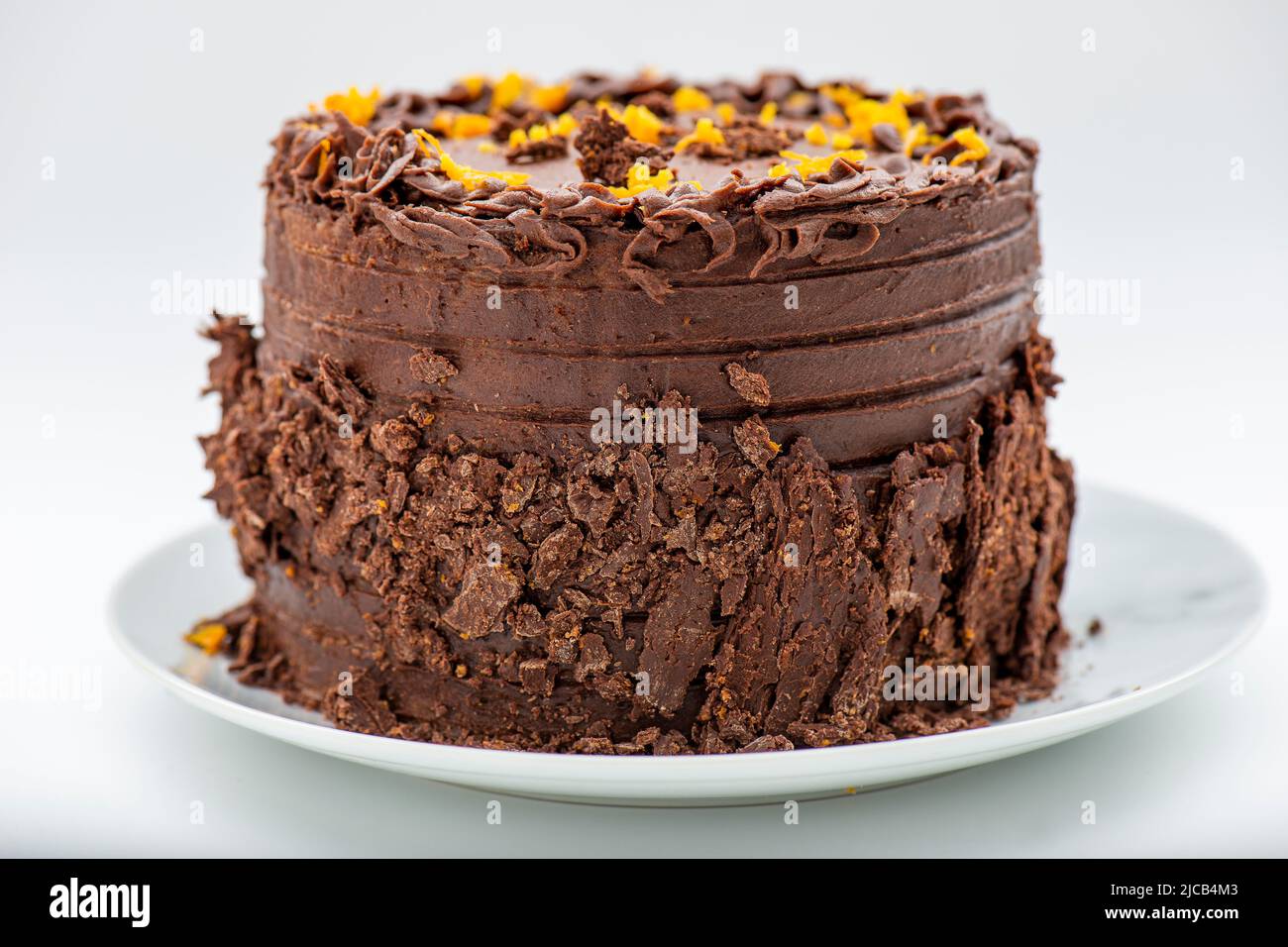 Torta al cioccolato al gusto di arancia umida con scorza Foto Stock