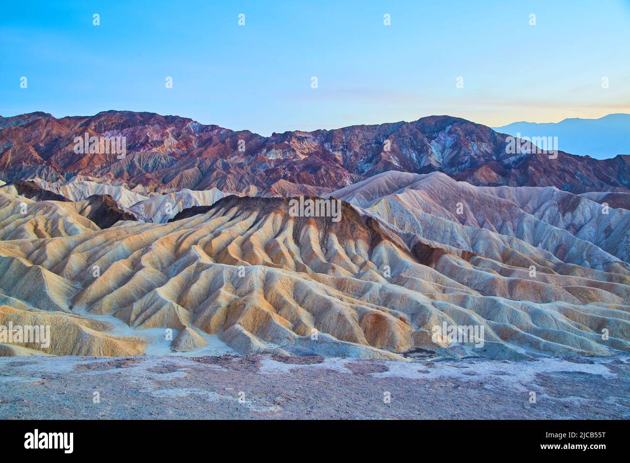 Al Zabriskie Point, una luce soffusa con onde colorate di sedimento Foto Stock