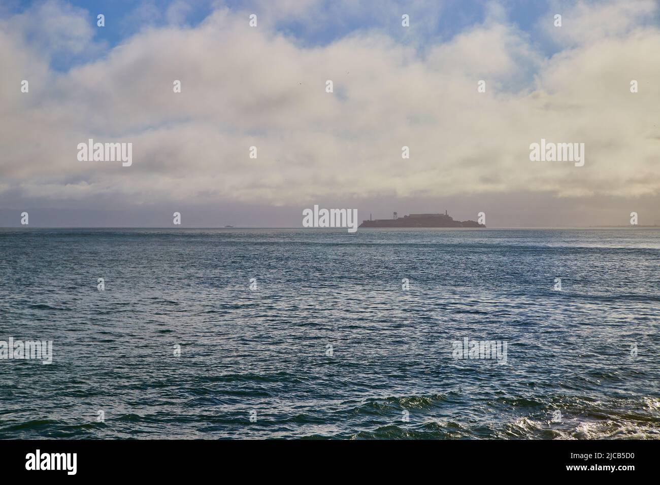 Baia di San Francisco con l'isola di Alcatraz al mattino con nebbia Foto Stock