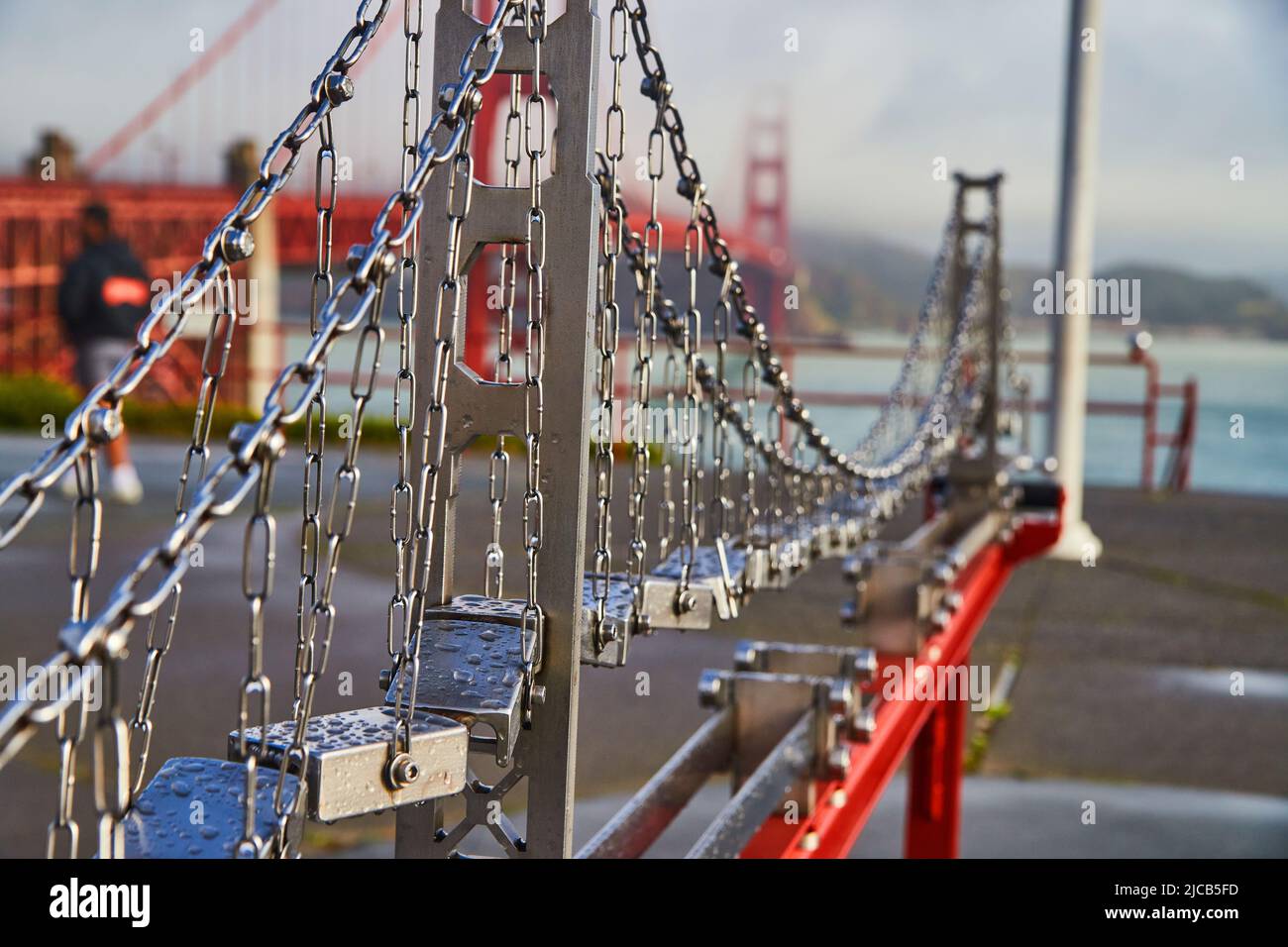 Il minuscolo Golden Gate Bridge in miniatura in metallo mostra costruire accanto alla cosa reale nella mattina nebbia Foto Stock