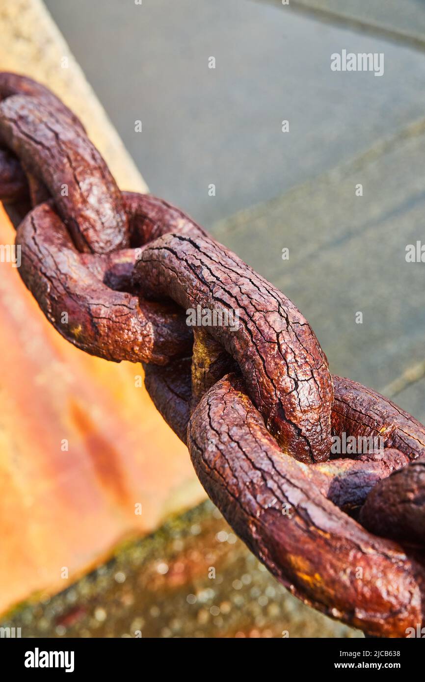 Barriera arrugginita catena-maglia da erosione di acqua Foto Stock