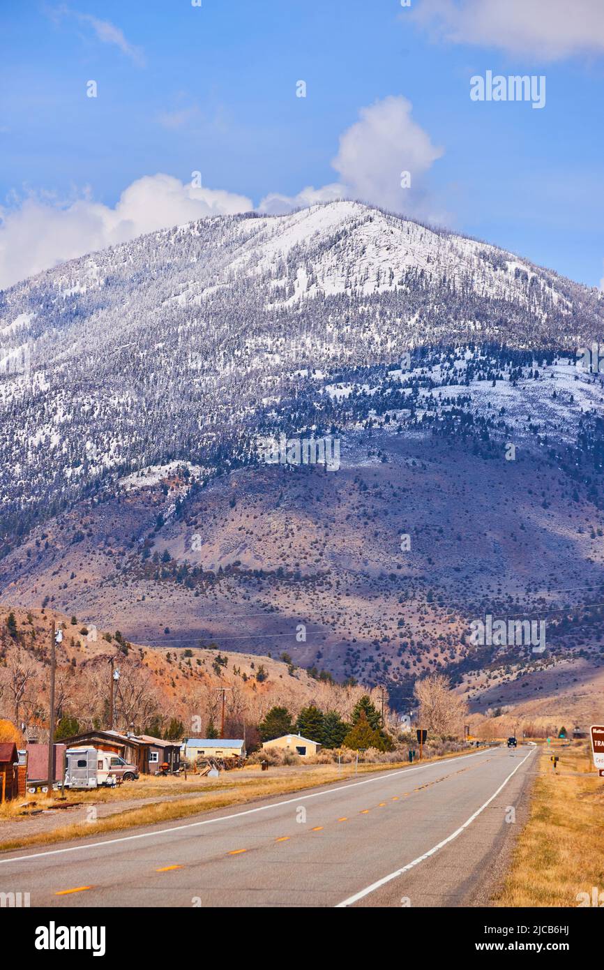 Strada per i turisti che conducono verso splendide montagne innevate Foto Stock