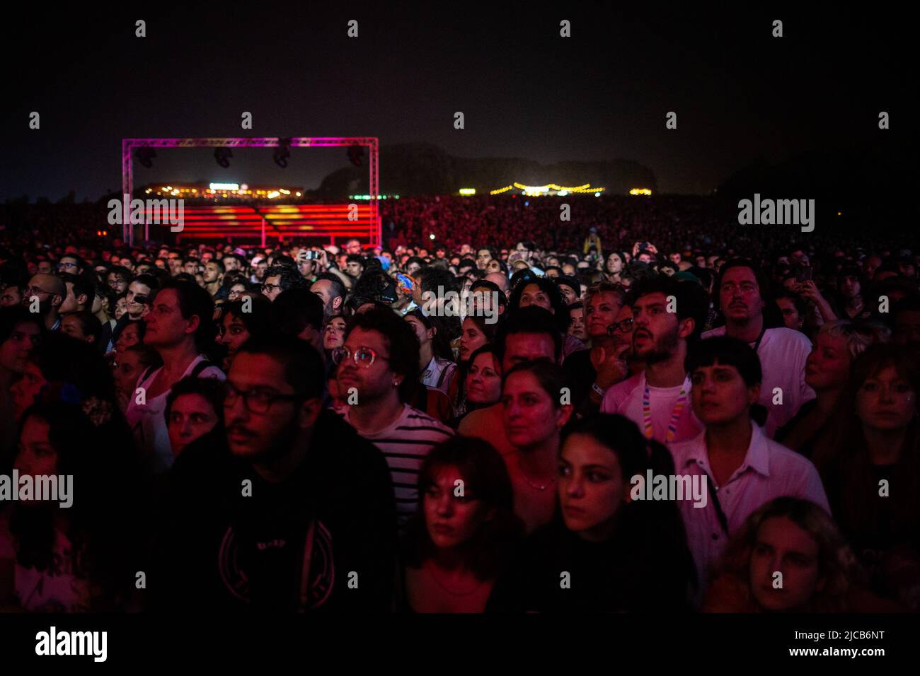 Porto, Portogallo. 11th giugno 2022. I fan guardano la band rock americana, Interpol, che si esibisce sul palcoscenico NOS durante il NOS Primavera Sound 2022 a Porto. (Foto di Diogo Baptista/SOPA Images/Sipa USA) Credit: Sipa USA/Alamy Live News Foto Stock