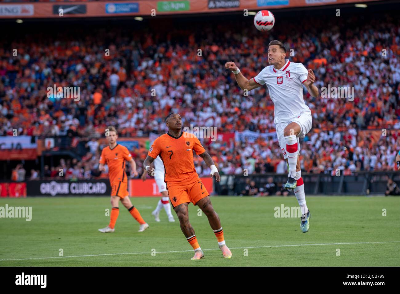 Rotterdam, Paesi Bassi. 12th giugno 2022. Jan Bednarek della Polonia salta per la palla durante la partita della UEFA Nations League, League A, Group 4 tra Paesi Bassi e Polonia al Feijenoord 'De Kuip' Stadium di Rotterdam, Paesi Bassi il 11 giugno 2022 (Foto di Andrew SURMA/ Credit: Sipa USA/Alamy Live News Foto Stock